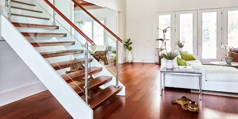 Jakie nakładki na drewniane schody?