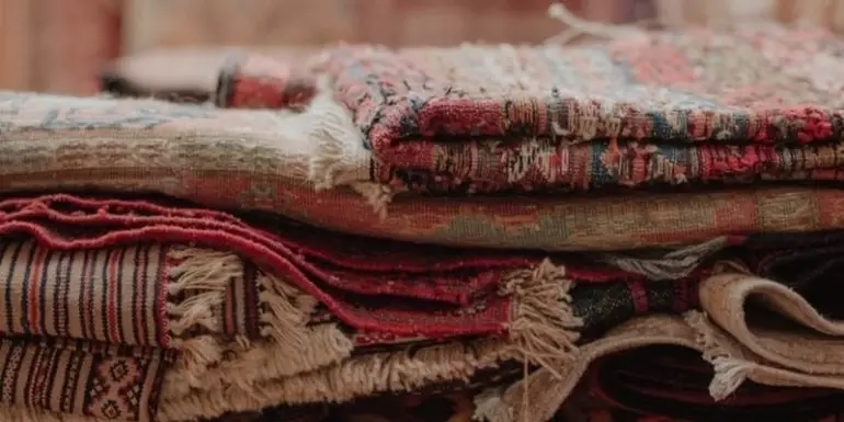 Dwa dywany obok siebie - jak je łączyć?